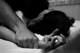 Vờ mua thuốc rồi dở trò đồi bại với nữ nhân viên 