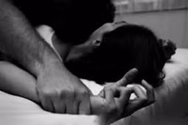 Vờ mua thuốc rồi dở trò đồi bại với nữ nhân viên 