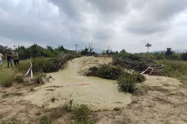 Tận mục hiện tượng lạ ở Phú Yên: Bùn phun trào, nhiều vết nứt rộng 