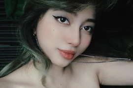 Nữ trọng tài "nóng" nhất làng game Việt, gây sốt với vòng 1 nuột nà