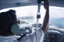 Vì sao phi công phải nói 'Mayday' thay 'SOS' khi máy bay gặp nạn?