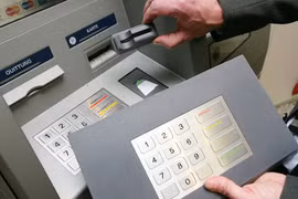 Rút tiền tại ATM bị đánh cắp thông tin thẻ bằng thủ đoạn skimming