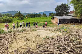 Tận mục hiện tượng lạ ở Phú Yên: Bùn phun trào, nhiều vết nứt rộng 