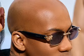 Kính râm thông minh chạm là đổi màu có giá hàng chục triệu đồng