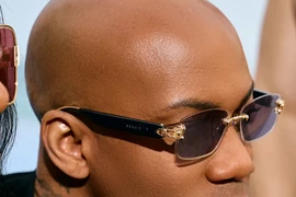 Kính râm thông minh chạm là đổi màu có giá hàng chục triệu đồng