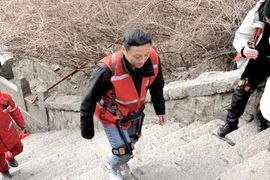 Phăng phăng chinh phục núi Thái Sơn nhờ "khung xương" di động 