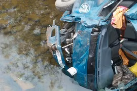 Xe chở lợn lao xuống sông, 2 người bị thương