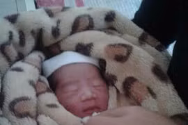 Bàng hoàng phát hiện bé gái nguyên dây rốn trong sân nhà