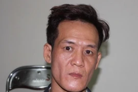 Vừa giật được điện thoại iPhone, lập tức rủ bạn gái đi chơi