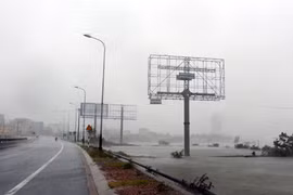 Toàn cảnh cơn bão số 10 càn quét miền Trung