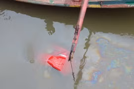 Đang tìm tài xế mất tích trên chiếc ôtô dưới lòng sông