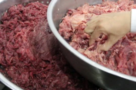 Hóa chất biến thịt lợn thành thịt bò độc hại thế nào?