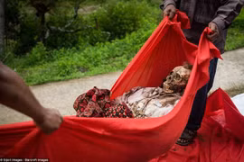 Run lẩy bẩy với nghi lễ “thay áo mới cho người chết” ở Indonesia