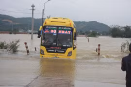 Bình Định: Lũ cắt đường, 34.000 học sinh Tuy Phước phải nghỉ học