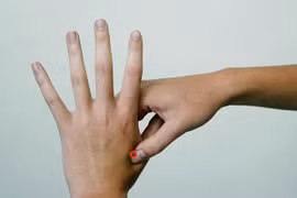 7 điểm huyệt giúp bạn giảm đau đầu ngay tức khắc