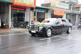 Siêu xe sang Rolls-Royce biển NG rước dâu tại Quảng Bình