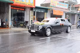 Siêu xe sang Rolls-Royce biển NG rước dâu tại Quảng Bình