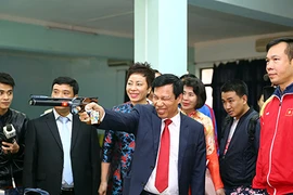 Chùm ảnh Bộ trưởng Nguyễn Ngọc Thiện bắn súng khai xuân 