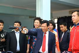 Chùm ảnh Bộ trưởng Nguyễn Ngọc Thiện bắn súng khai xuân 