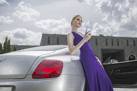 Mẫu Tây "sang chảnh" bên Bentley Continental GT và Samsung S8