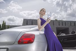 Mẫu Tây "sang chảnh" bên Bentley Continental GT và Samsung S8