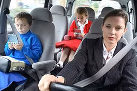 Ngồi sau ôtô không thắt dây an toàn phạt tới 200 nghìn đồng