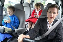 Ngồi sau ôtô không thắt dây an toàn phạt tới 200 nghìn đồng