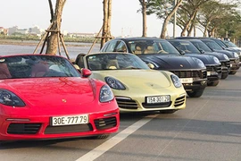 Dàn xế sang tiền tỷ Porsche “show hàng” tại Hà Nội