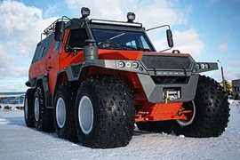 "Soi" siêu xe địa hình 8 bánh Shaman khủng nhất thế giới