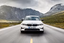 BMW 3 Series 2019 giá từ 940 triệu đồng "đấu" Audi A4