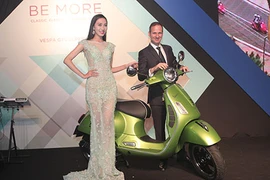 Vespa GTS 300 giá 120 triệu "đấu" Honda SH300i tại VN