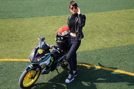 Người đẹp Việt đọ dáng bên “xế nổ” Yamaha X1R