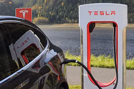 Đào Bitcoin miễn phí trong xe ôtô điện Tesla Model S