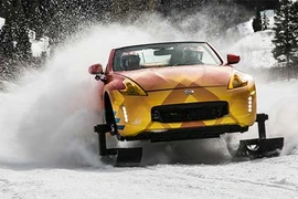 Xe thể thao Nissan 370Z độ bánh xích trượt tuyết