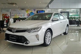 Toyota Camry 2018 trắng giá hơn 1 tỷ đồng tại Việt Nam