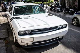 Xe cơ bắp Dodge Challenger tiền tỷ lăn bánh tại Hà Nội 