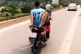 “Trẻ trâu” đầu trần lái xe máy bằng chân tại làn xe buýt BRT