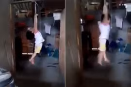 Cháu bé bị cột tay, treo lơ lửng trên xà nhà gây phẫn nộ