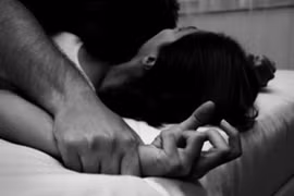 Gã trai trói cô gái trẻ sau khi hiếp dâm rồi bỏ trốn