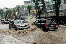 Kinh nghiệm bỏ túi lái xe ôtô trong mùa mưa bão 