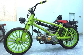 Dân chơi Sài Gòn độ Honda Super Cub thành “xe ruồi” 