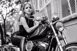 Chân dài Sài thành đọ dáng môtô Harley-Davidson 48