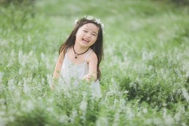 Cô bé 5 tuổi hóa thiên thần đốn tim dân mạng