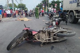 TP HCM: Hai xe máy đâm nhau giữa giao lộ, 4 người thương vong