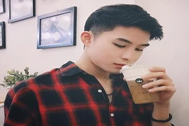 Đẹp trai, thư sinh, “hot boy thu ngân” khiến chị em phát sốt