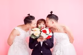 Chiều lòng chị gái, em trai mặc rách cả váy cưới để chụp ảnh