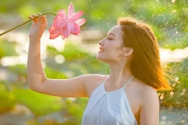 Hot girl lai Việt - Nga trở lại với bộ ảnh sen ấn tượng