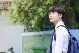 Ngồi chờ xe buýt, nam sinh Kiến Trúc bất ngờ nổi tiếng