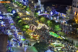 Người dân đổ về trung tâm Hà Nội, TP HCM ngắm pháo hoa giao thừa