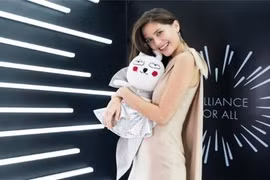 Xem cách Hoa hậu Hoàn vũ Thái Lan "lấy lòng" dân mạng Việt